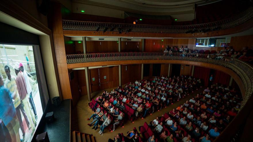 La sala de teatre del Casino ceretà durant una projecció de cinema | ARXIU/S.P.