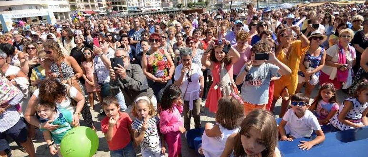 La plaza dos Barcos quedó pequeña para acoger la fiesta. // G. S.