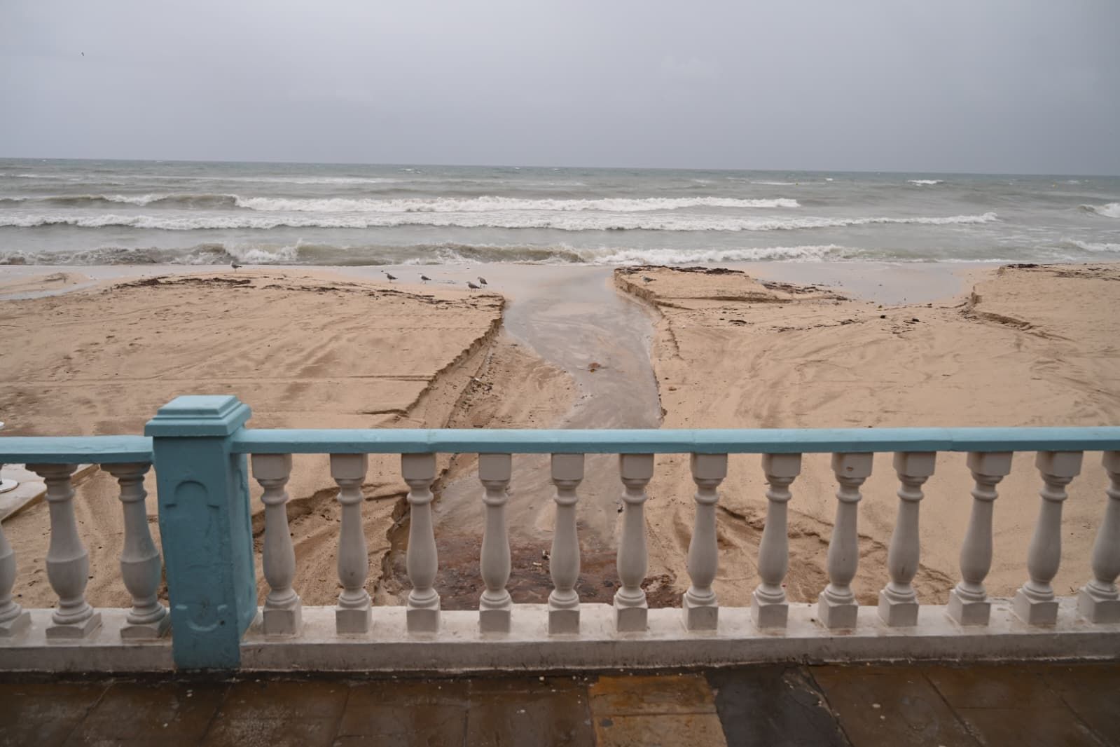 La playa de los locos de Torrevieja durante la dana Alice