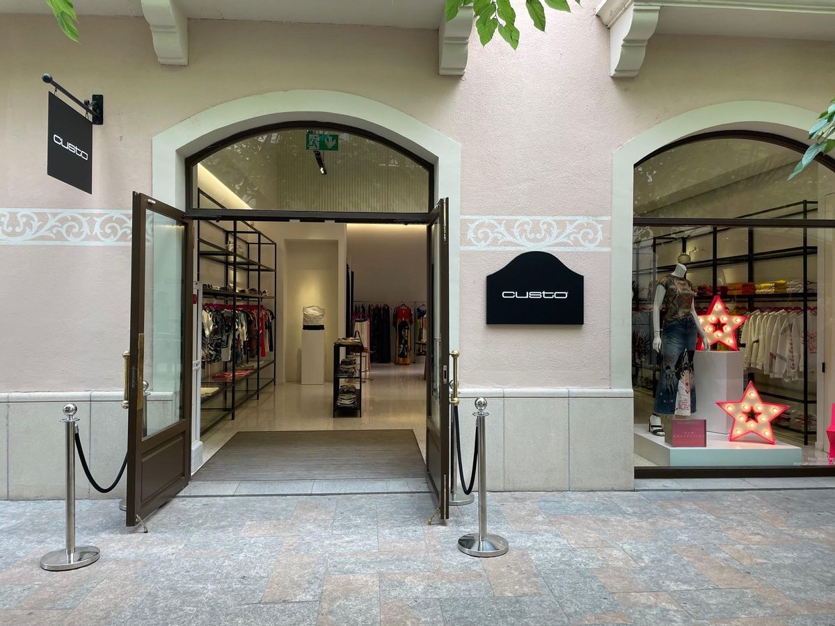 Entrada a la nueva 'pop-up' de Custo Barcelona en La Roca Village.