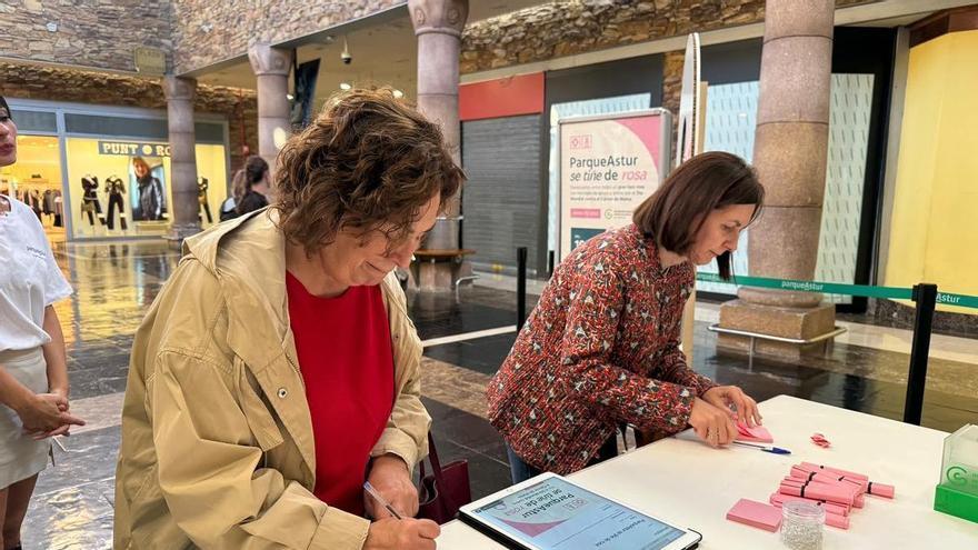 Mensajes de apoyo en parqueAstur por el Día contra el Cáncer de Mama