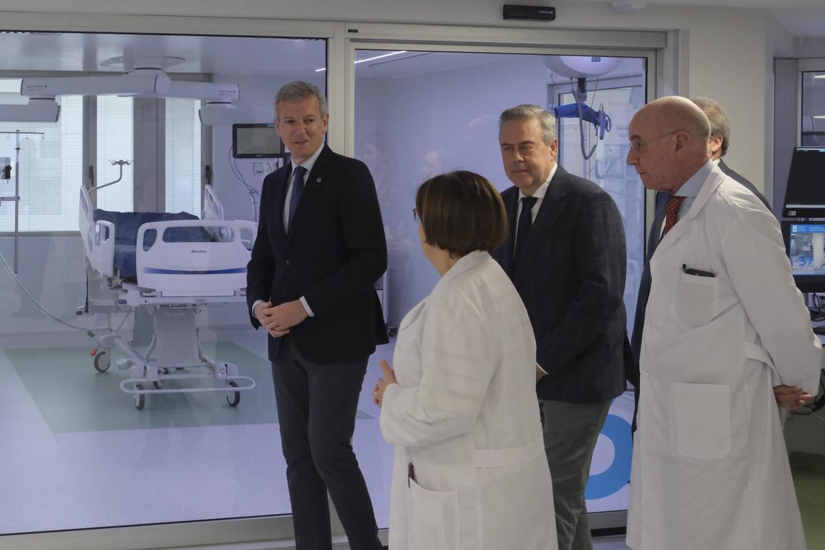 Visita del presidente de la Xunta y el conselleiro de Sanidade por las instalaciones de la nueva UCI de Ourense.