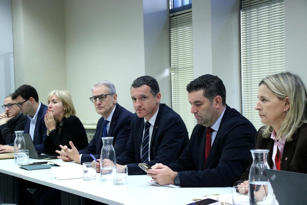 El conseller Óscar Ordeig encapçalant la reunió d'ahri per estudiar mesures amb els dos casos de pesta porcina africana