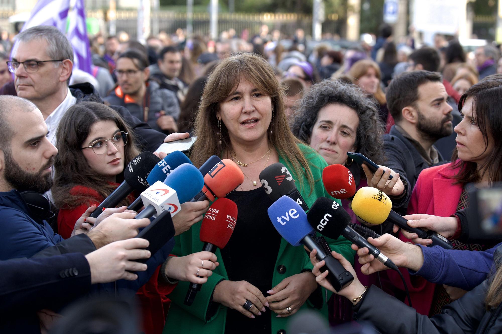 La presidenta de Junts, Laura Borràs, realiza unas declaraciones a la prensa, antes de la manifestación del 8M.