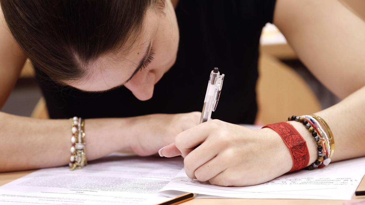 Una alumna durante la fase extraordinaria de la PAU en Córdoba