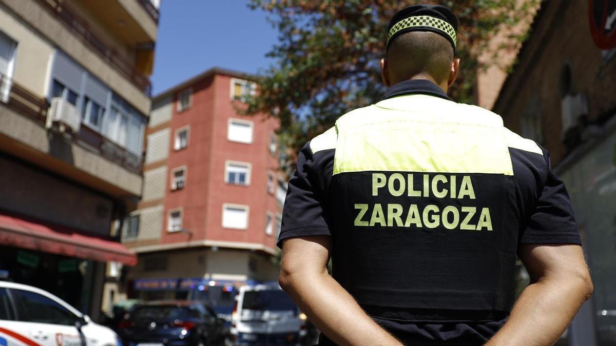 Un agente de la Policía Local de Zaragoza, en una imagen de archivo.