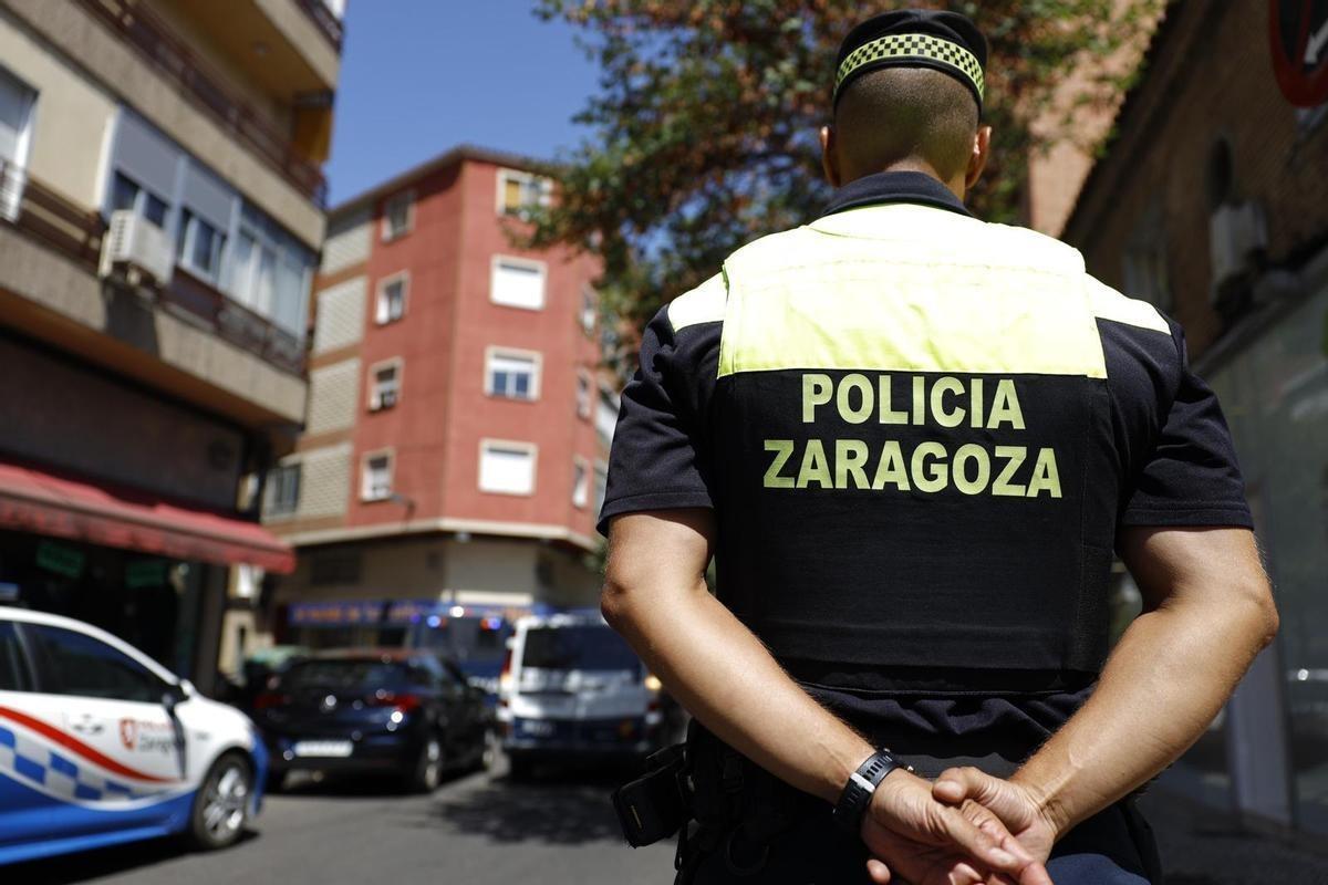 Un agente de la Policía Local de Zaragoza, en una imagen de archivo.