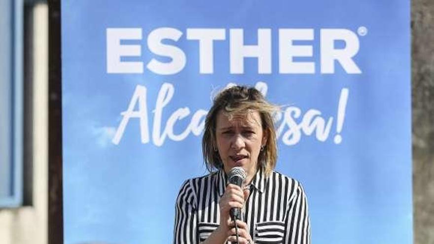 Esther Llamazares, ayer, ante el centro sociocultural de Los Canapés.