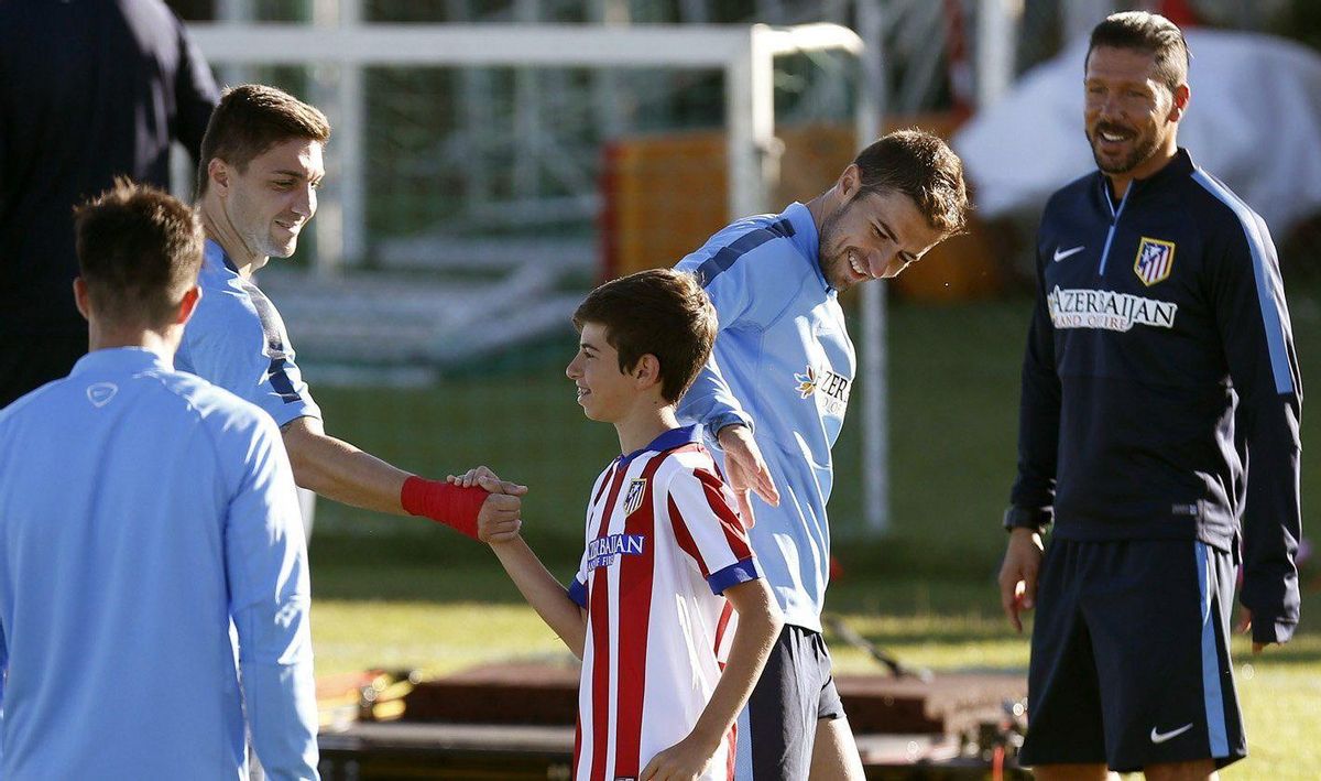 Gabi junto a Simeone en el stage del Atlético en 2014 en esta localidad segoviana.