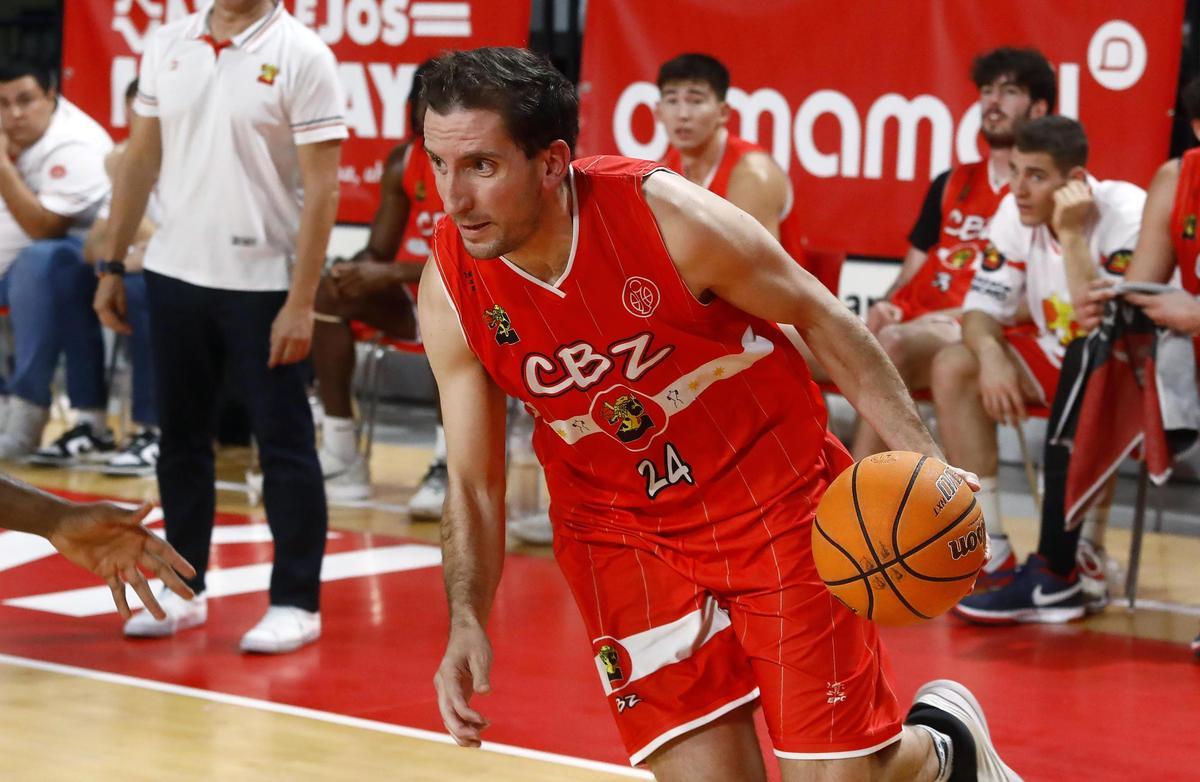 Guillem Colom bota el balón en un partido del CBZ.