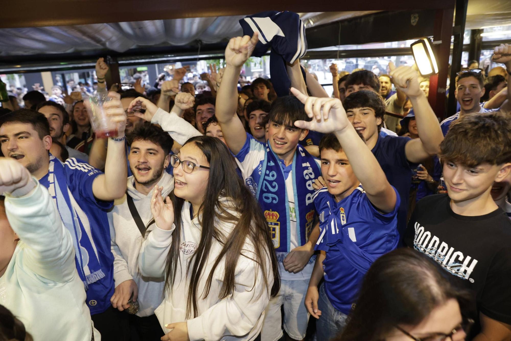 Así celebró la afición azul en Pedro Miñor la victoria del Oviedo en Almería
