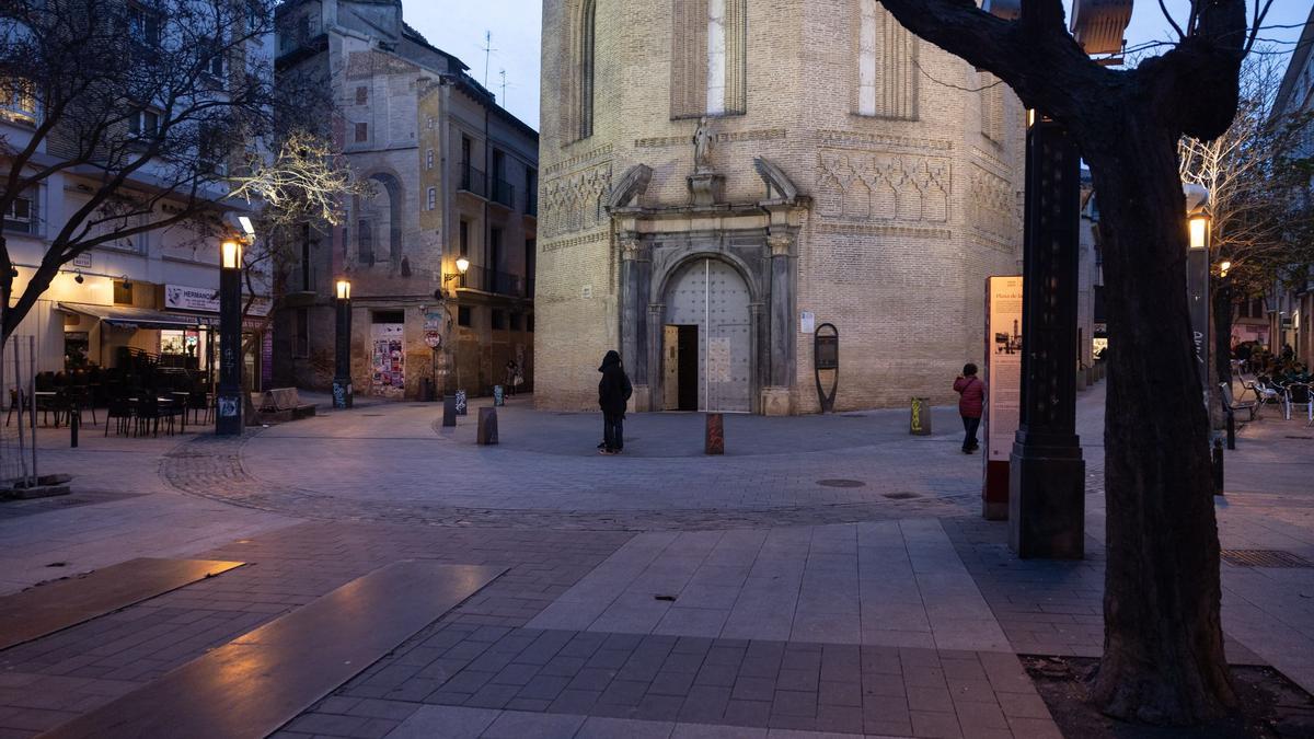 Dos indigentes han encontrado el cadáver de su compañero en un bajo abandonado en el que dormía en la plaza de La Magdalena.