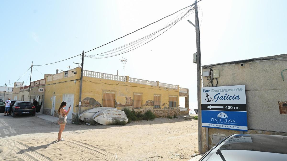 El Ayuntamiento instaló soportes para colocar las farolas pero Costas le prohibió rematar la faena y habilitar iluminación pública ahora casi inexistente