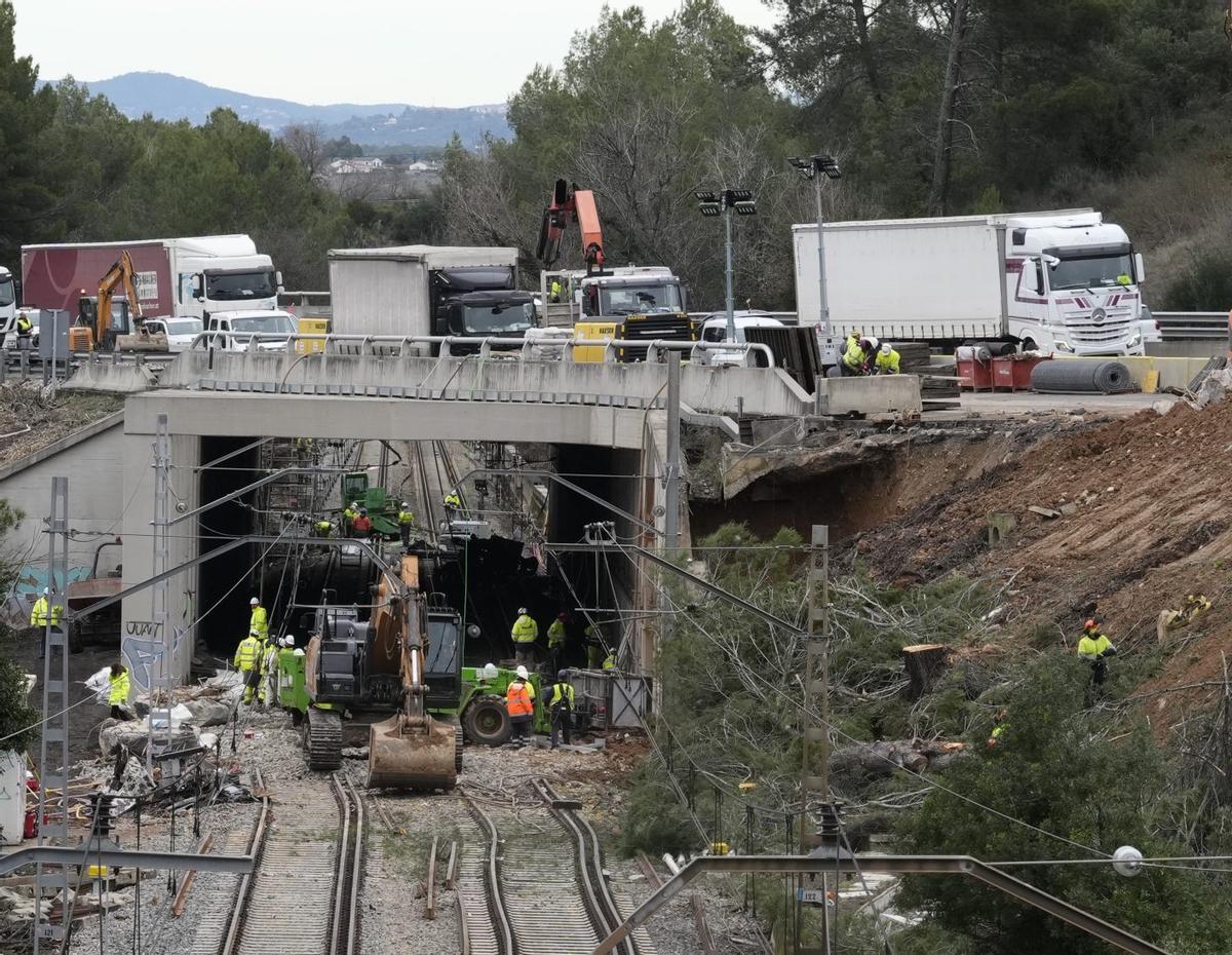 Les pluges destapen dèficits de drenatge en vies de tren i carreteres