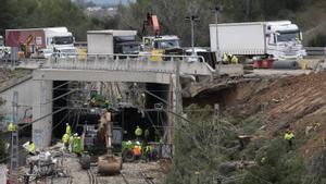 Les pluges destapen dèficits de drenatge en vies de tren i carreteres