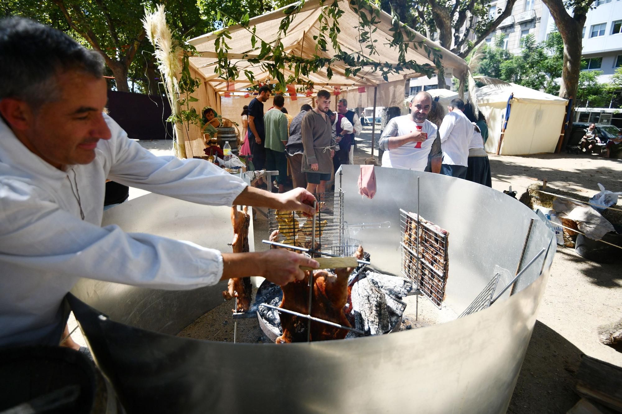 Cortesanos, bufones, damas y caballeros celebran el retorno de su señor: la Feira Franca anima Pontevedra