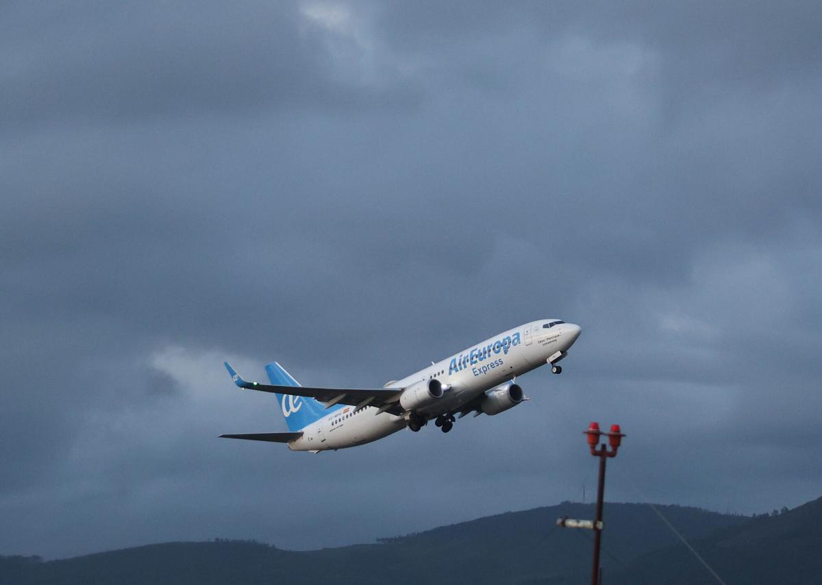 Foto de archivo de un avión de Air Europa en el aeropuerto de Vigo.