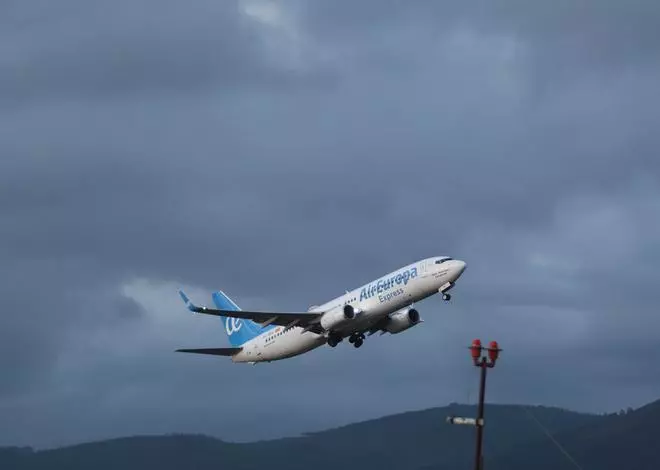 Motor y al aire: tres aviones frustran el aterrizaje en Vigo por «cizalladura»