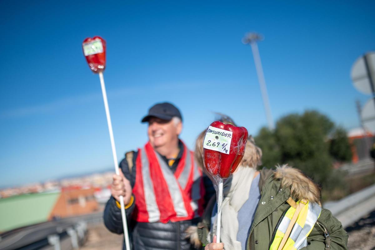 Los tractores bloquean el acceso al puerto de Tarragona