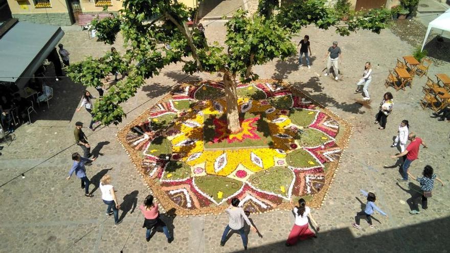 Els veïns de Bàscara creen un mandala gegant a la plaça