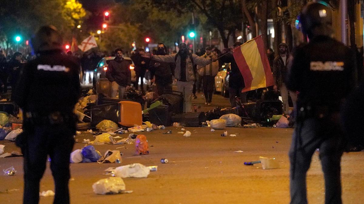 Una nueva concentración contra la amnistía frente a la sede socialista de Ferraz, en imágenes