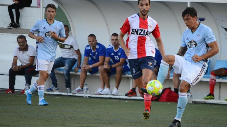 Un jugador del Celta B, en un amistoso de pretemporada.// G. Núñez