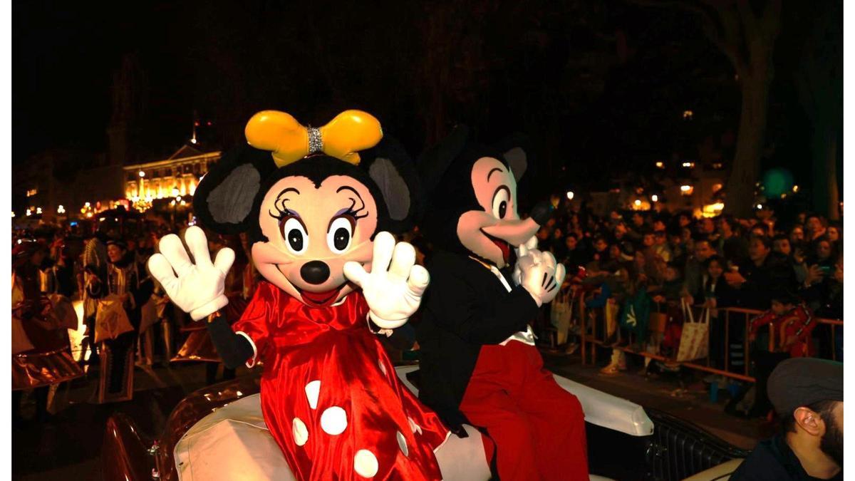 Minnie y Mickey Mouse transitan en un descapotable durante la Cabalgata