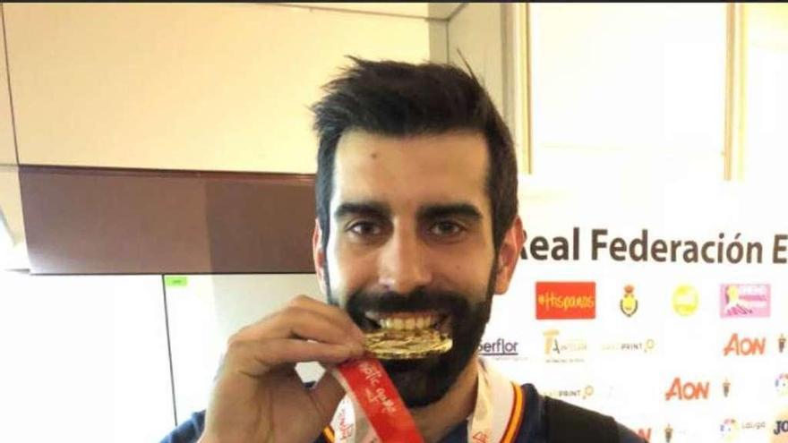 Rodrigo Corrales, ayer en Barajas, &quot;saborea&quot; su medalla de oro con España. // RFBM