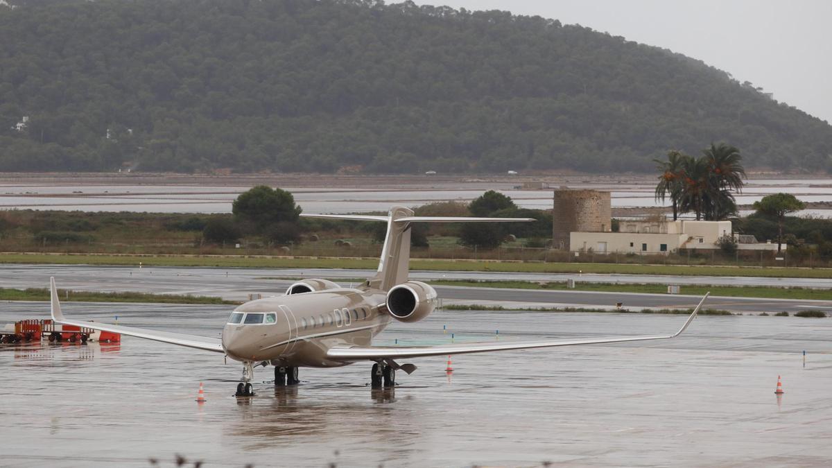 Zona de jets privados en el aeropuerto de Ibiza