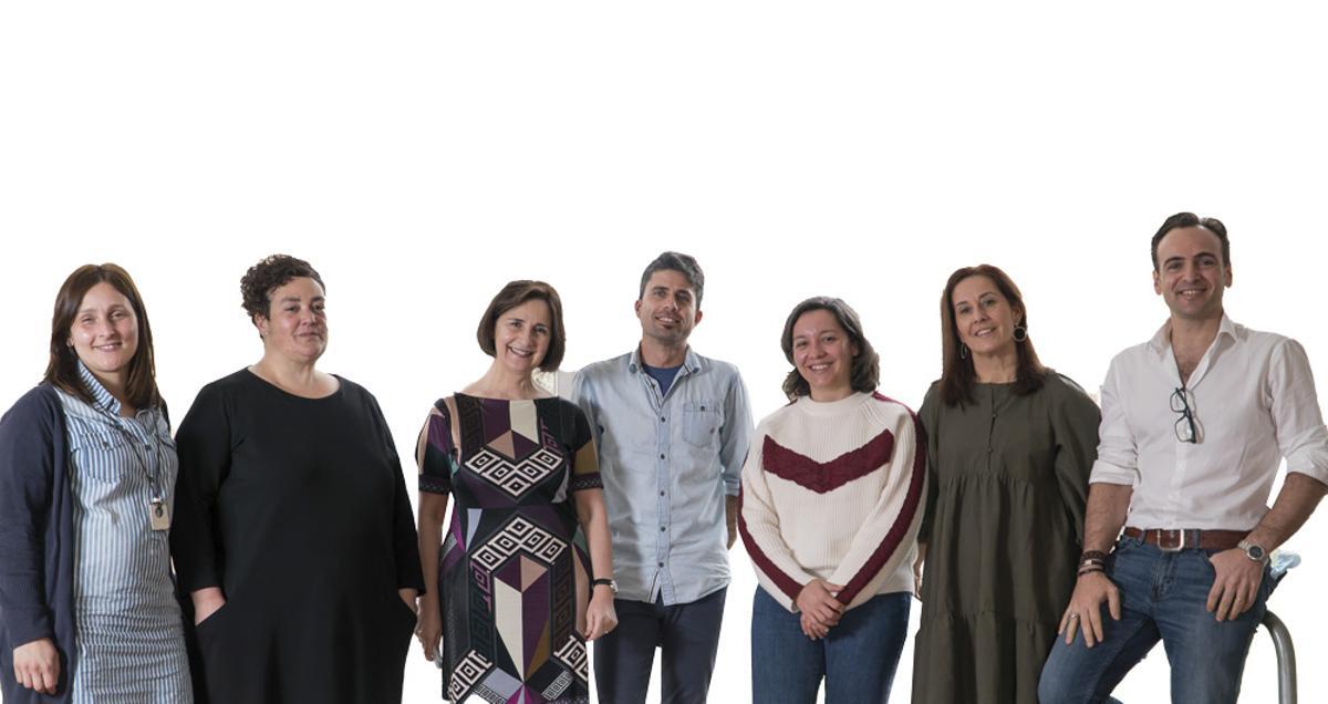 El equipo del CSIC que trabaja en las rosas asturianas: por la izquierda, Ángela Costas, Elena Zubiaurre, María Carmen Martínez, Jorge Silva, Pilar Gago, Susana Boso y José Luis Santiago. | CSIC