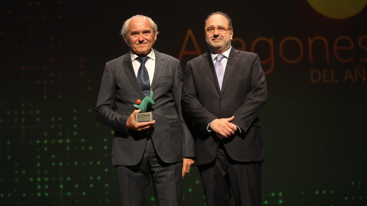 Manolo Gascón, decano de la Facultad de Veterinaria de la Universidad de Zaragoza, recoge el premio de Aragonés del Año en la categoría de Ciencia