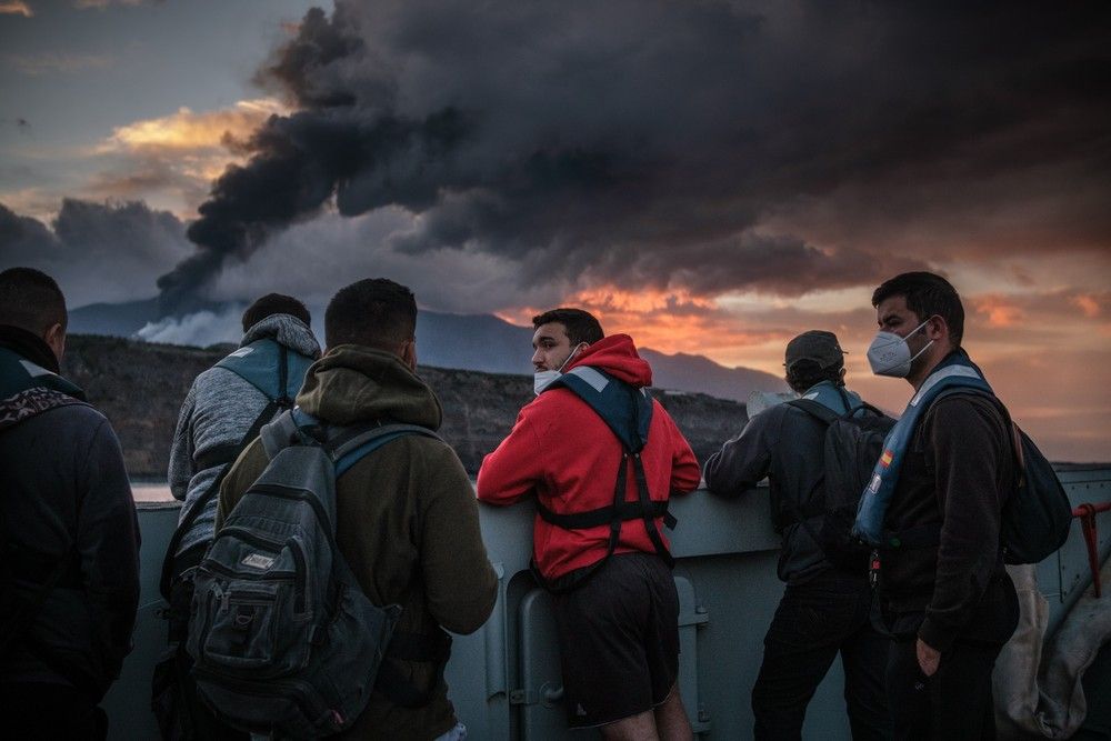 Traslado de agricultores de La Palma en una embarcación de la Armada Española durante la erupción del volcán