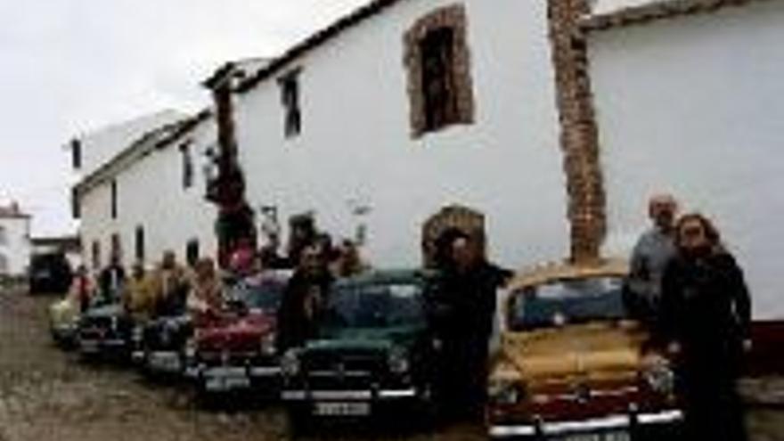 Los amigos del Seat 600 recorren el municipio