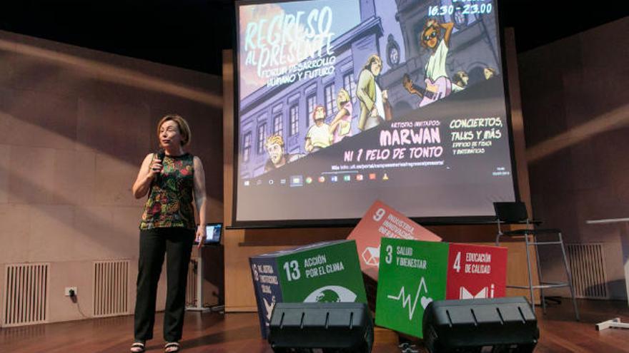 La rectora de la ULL, Rosi Aguilar, durante su intervención en el foro celebrado en el salón de actos de la Facultad de Ciencias.