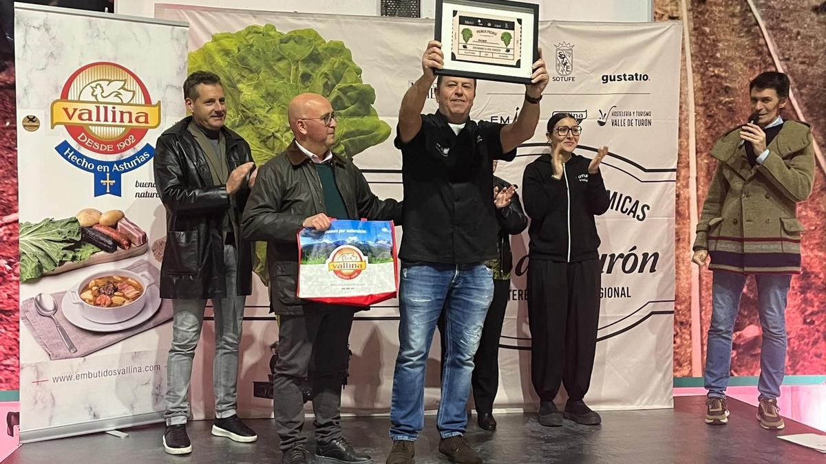 José María Ramos, del Restaurante Michem, alzando el diploma de su premio en Turón.