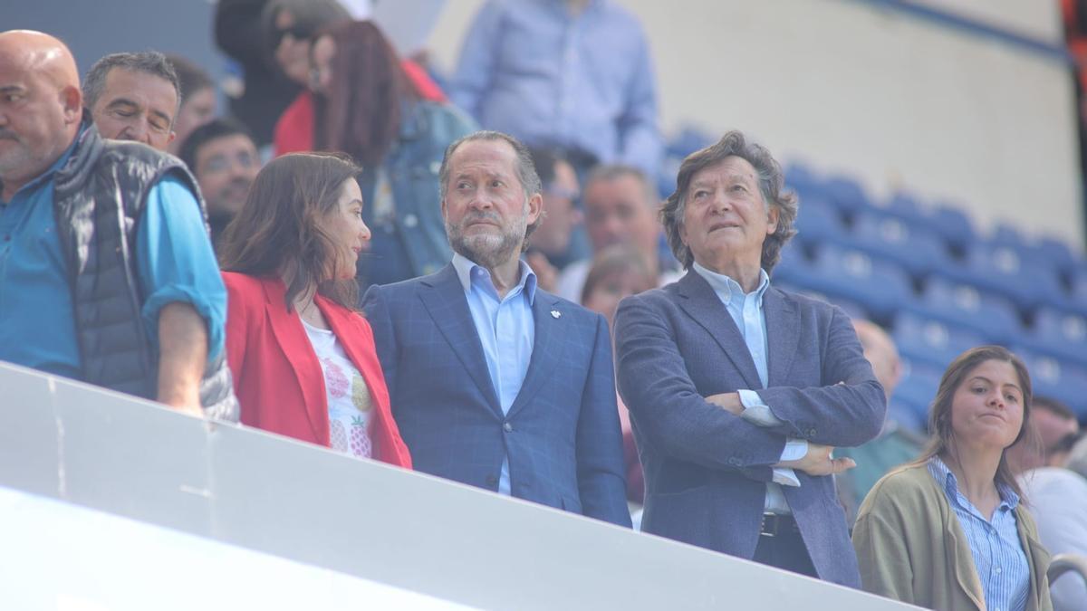 Inés Rey, junto a Juan Carlos Escotet en el palco de Riazor esta temporada.