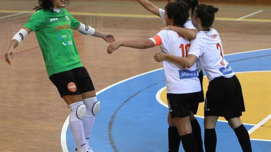 Las jugadoras del Ourense Envialia celebran uno de los goles ante el Leganés. // Jesús Regal