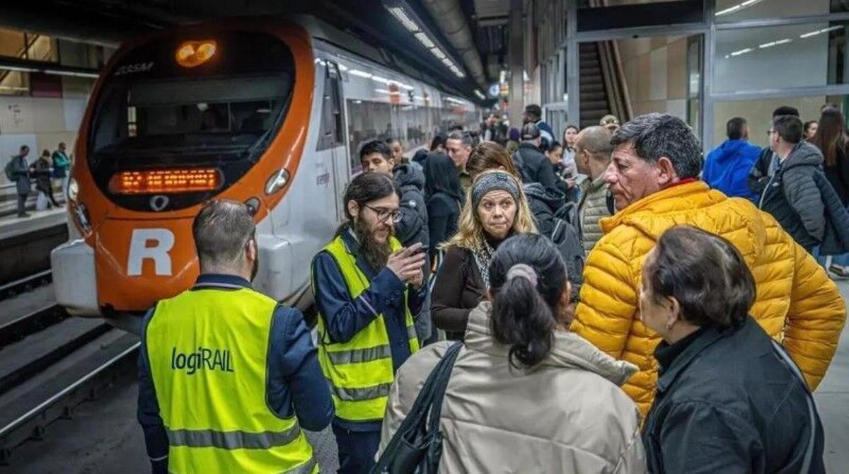 Usuaris de Rodalies rebent instruccions a l’estació de Sants