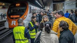 Usuaris de Rodalies rebent instruccions a l’estació de Sants