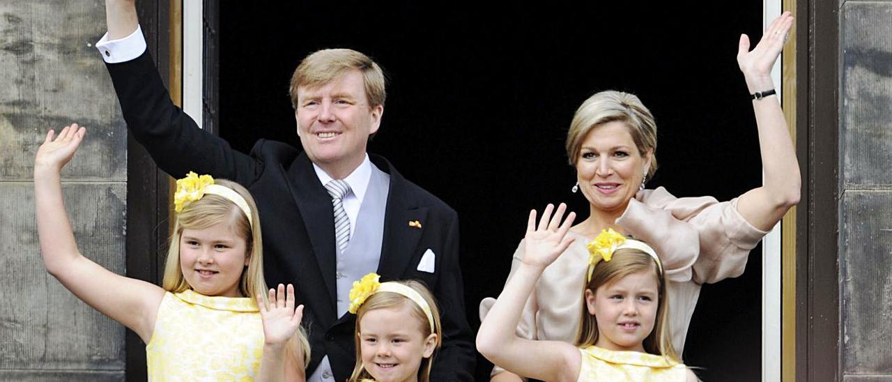 Proclamación de Guillermo y Máxima de Holanda, con sus hijas vestidas por Pili Carrera. | ROBERT VOS/EFE