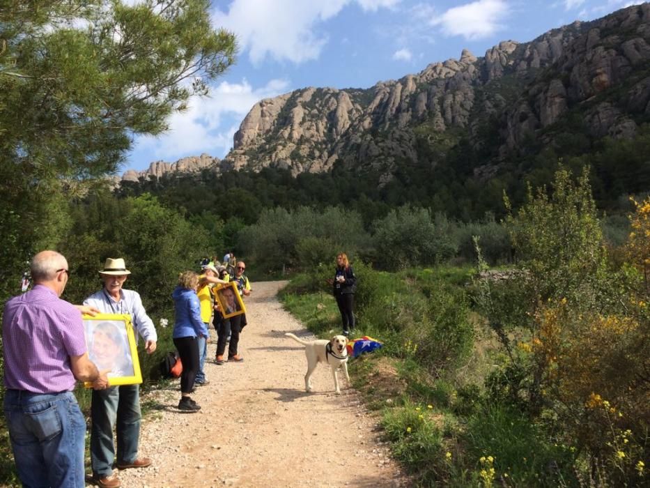 Cadena humana a Montserrat per reclamar l'alliberament dels líders independentistes