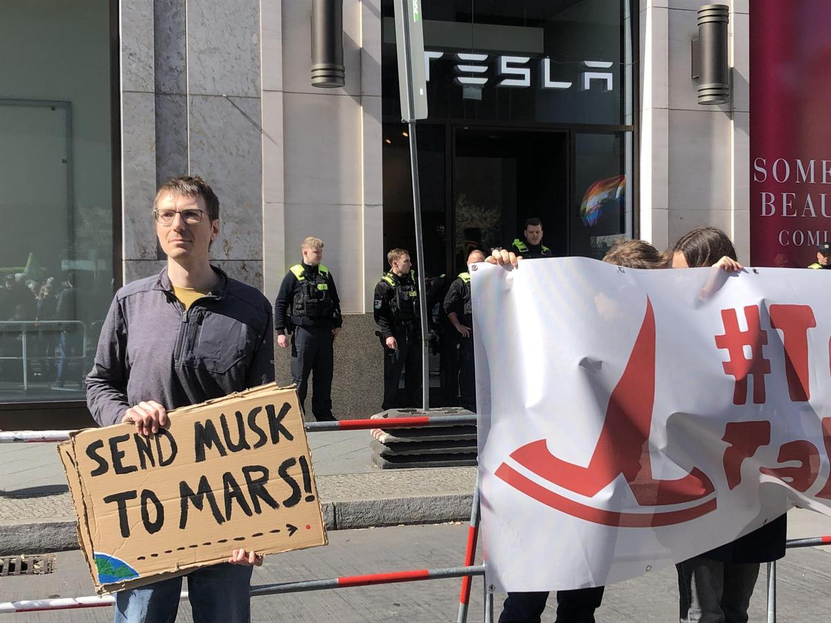 Un activista con un cartel que insta a mandar a Elon Musk a Marte.