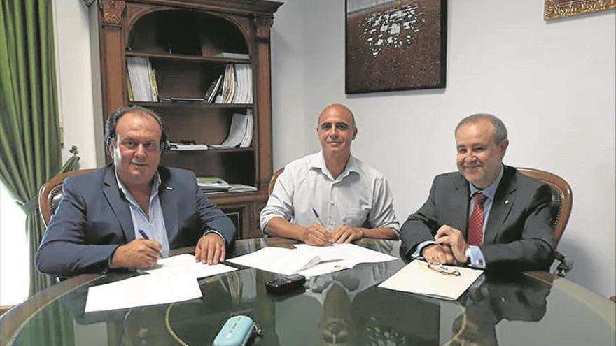 Caja Rural de Extremadura rubrica un convenio para participar en la Feria de Zafra