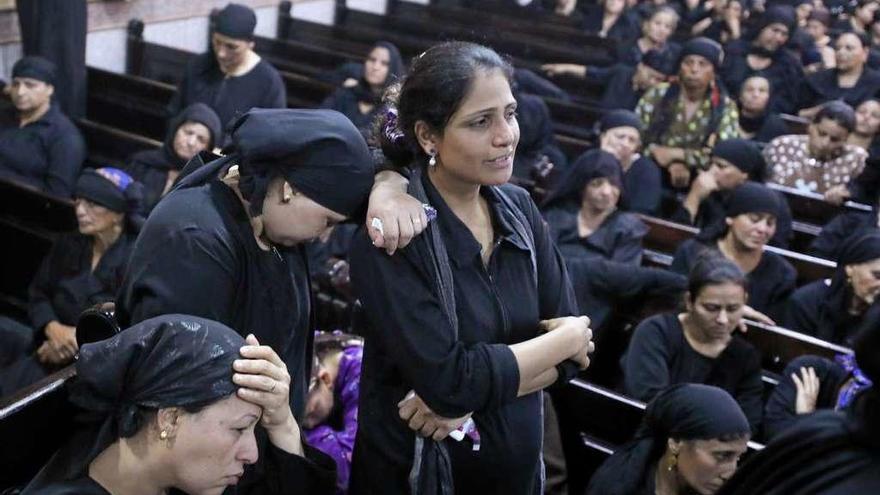 Funeral por las víctimas del atentado contra cristianos coptos, ayer, en Egipto. // Efe