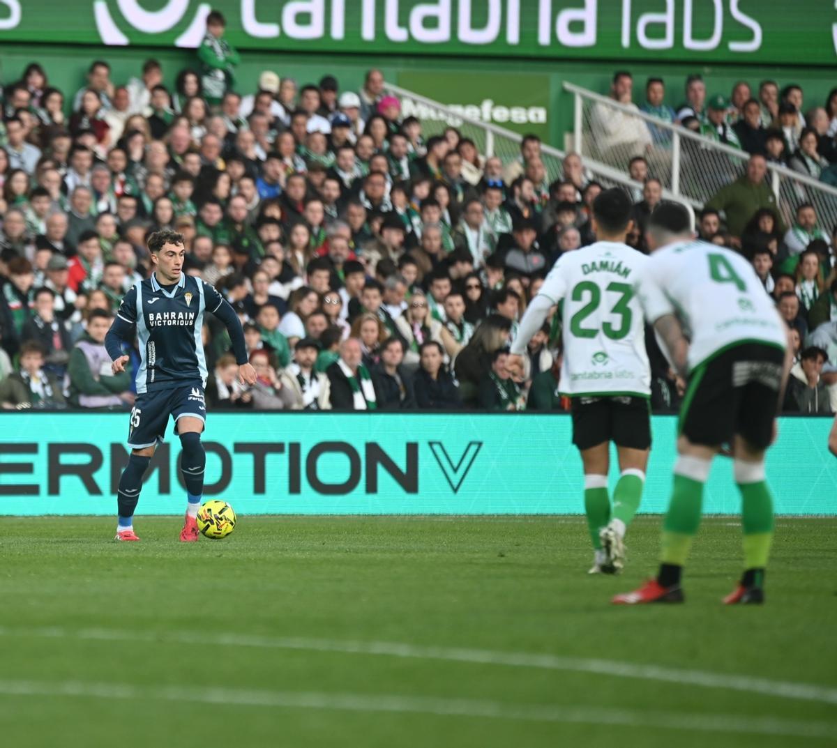 Mikel Goti controla el balón en El Sardinero, el pasado domingo.