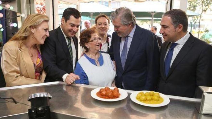 Pepa Rodríguez, cocinera del bar, con el ministro, Elías Bendodo, Juan Manuel Moreno Bonilla y Carolina España.