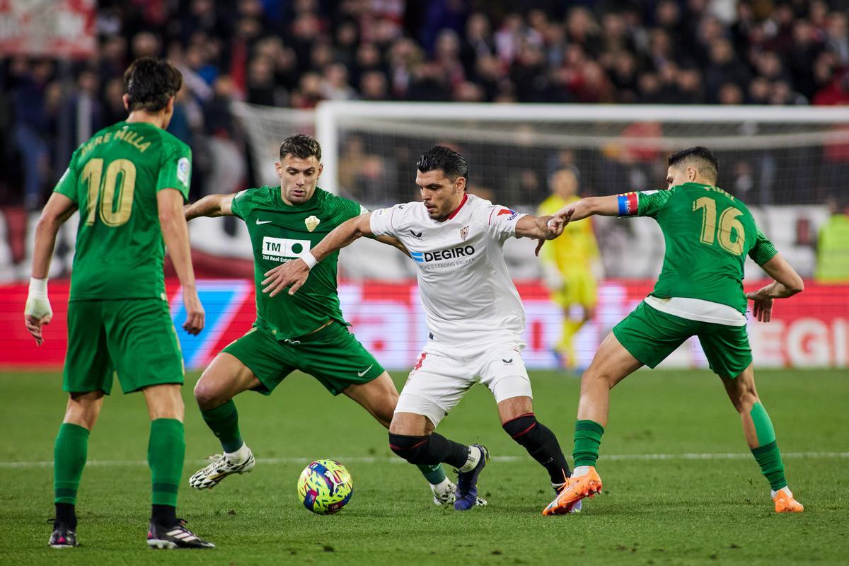 Fidel, Lucas Boyé y Pere Milla intentan quitar un balón a un jugador del Sevilla