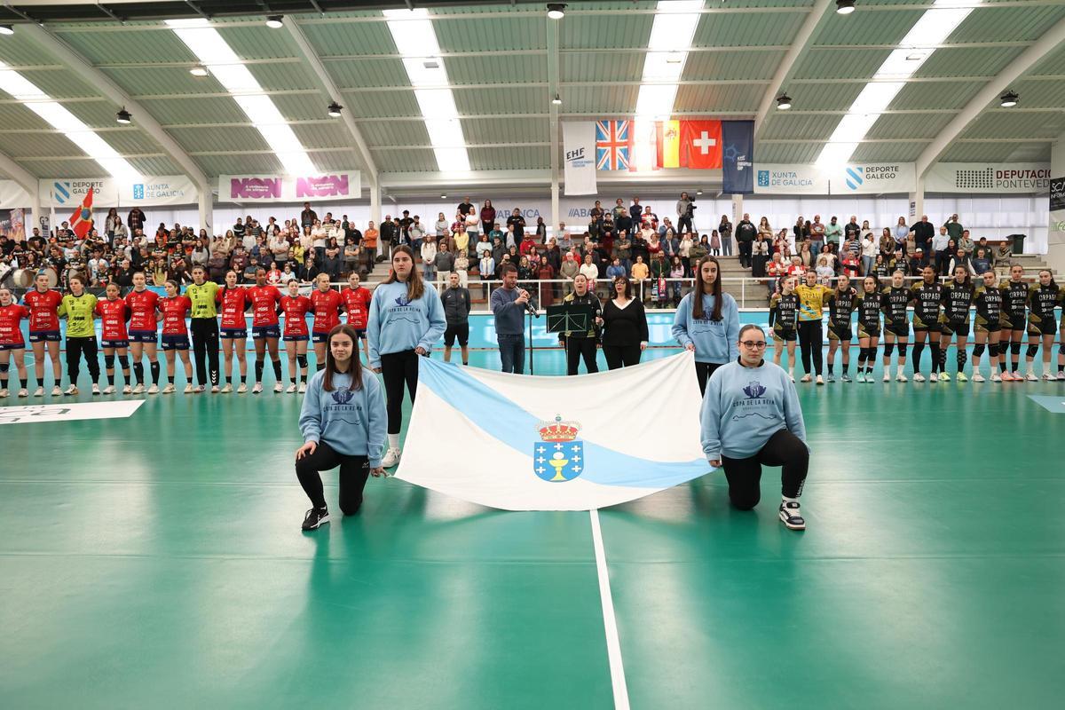 Interpretación del himno gallego durante el último derbi.