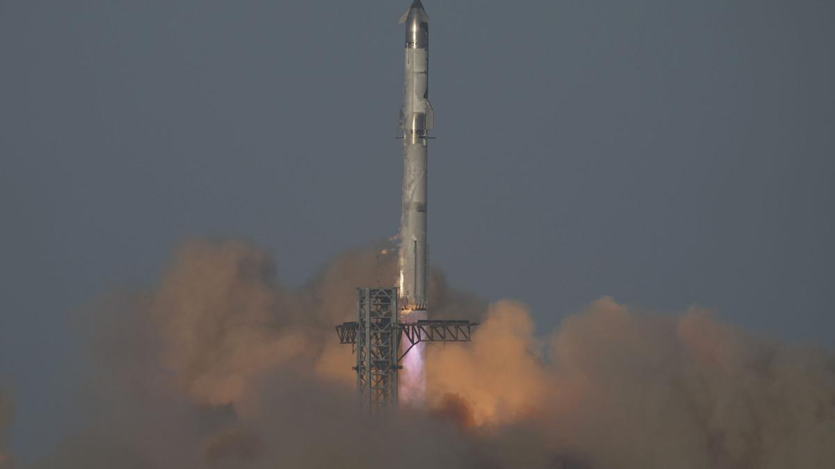 El megacohete Starship de SpaceX despega para un vuelo de prueba desde Starbase en Boca Chica, Texas, el jueves 6 de marzo de 2025.