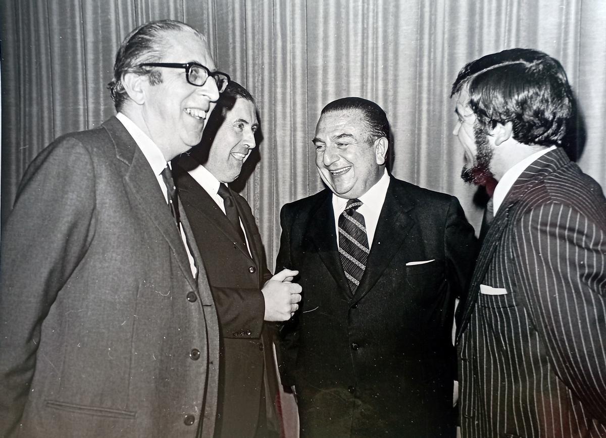 De izquierda a derecha, el malagueño Joaquín Juste Cestino, embajador de España en Irlanda, junto al ministro irlandés de Educación, el director general español de Relaciones Culturales y José Antonio Sierra, en la inauguración del Instituto en 1974.